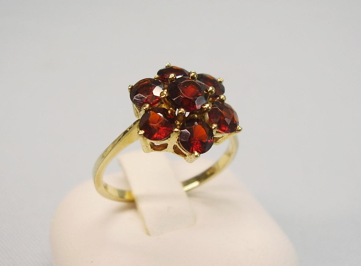 GARNET RING ANTIQUE 8 CARAT YELLOW GOLD.