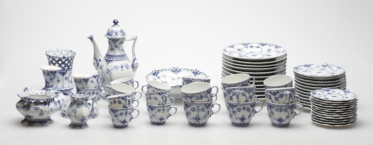 SERVISDELAR, 42 delar, porslin, "Musselmalet", Royal Copenhagen.
