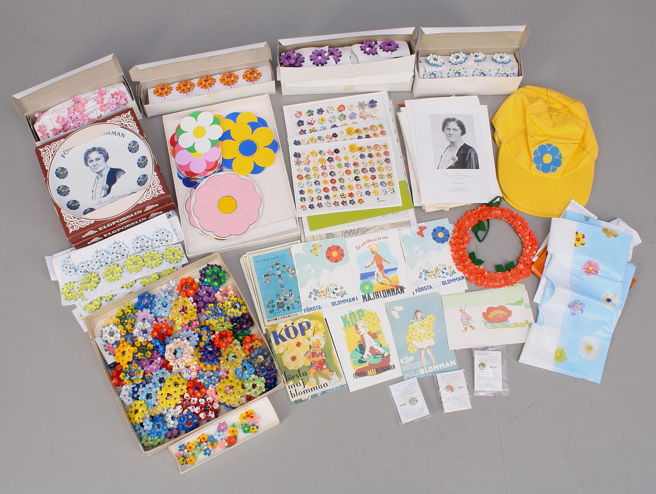 MAJBLOMMESAMLING, bland annat, kransar, klisterdekaler, blandade årgångar.