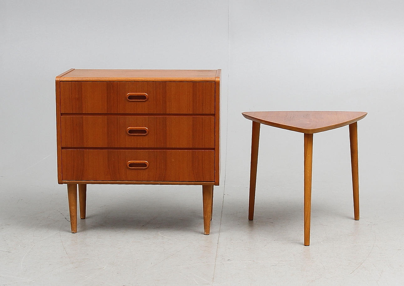 BYRÅ samt BORD, teak, 1950/60-tal.