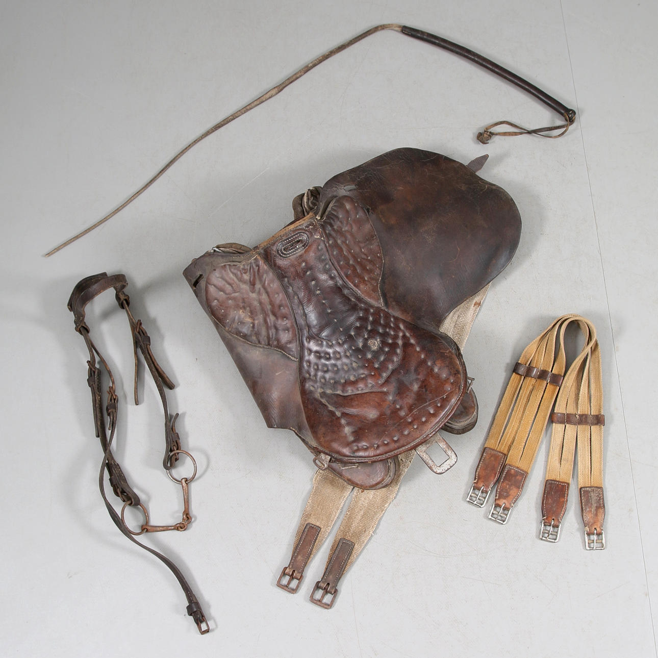 HÄSTSADEL och PISKA, 2 delar, läder, 1900-tal.