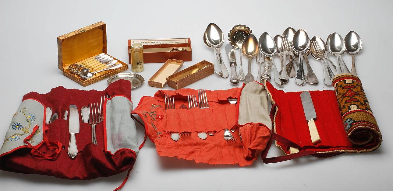 BESTICK samt andra METALLFÖREMÅL, bland annat nysilver, 1900-tal.