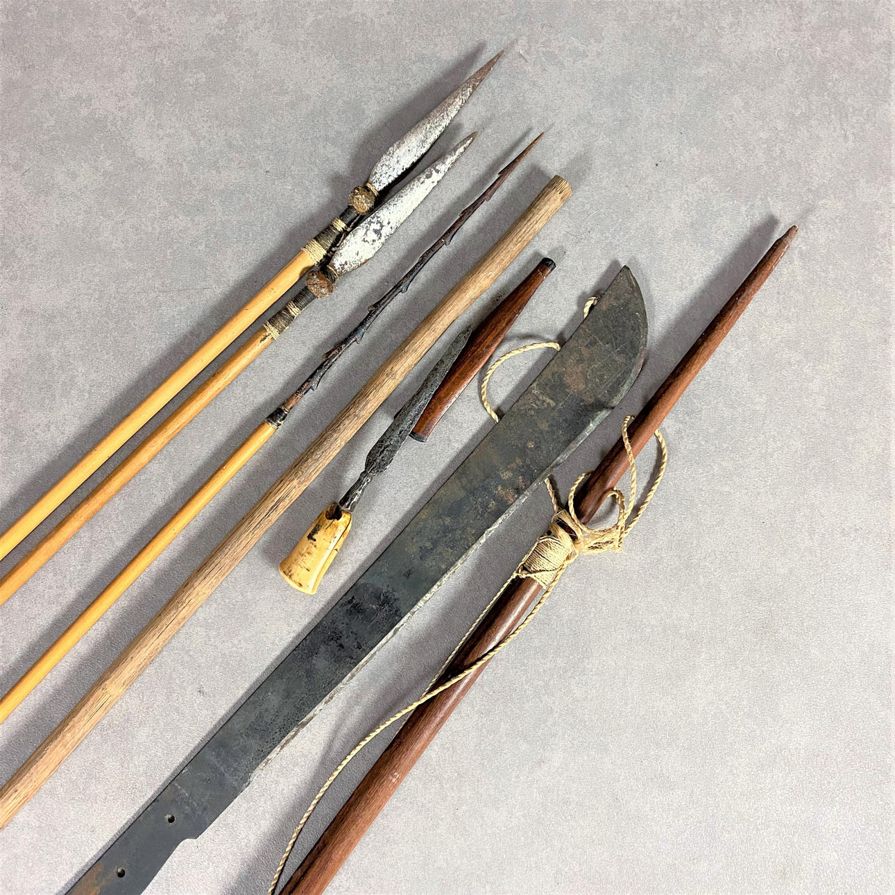 VÅBEN, 7 dele, træ, stål, Fransk Guinea.