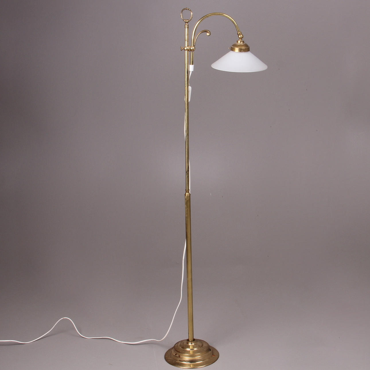 GOLVLAMPA, mässing, 1900-talets första hälft.