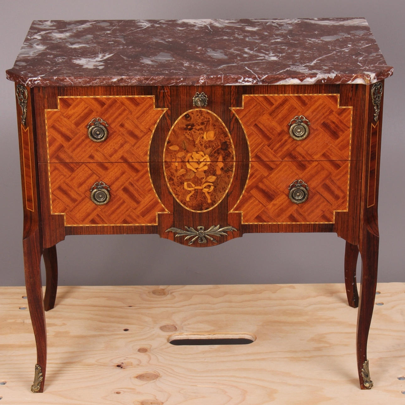 BYRÅ, med intarsiadekor, gustaviansk stil, 1900-tal.