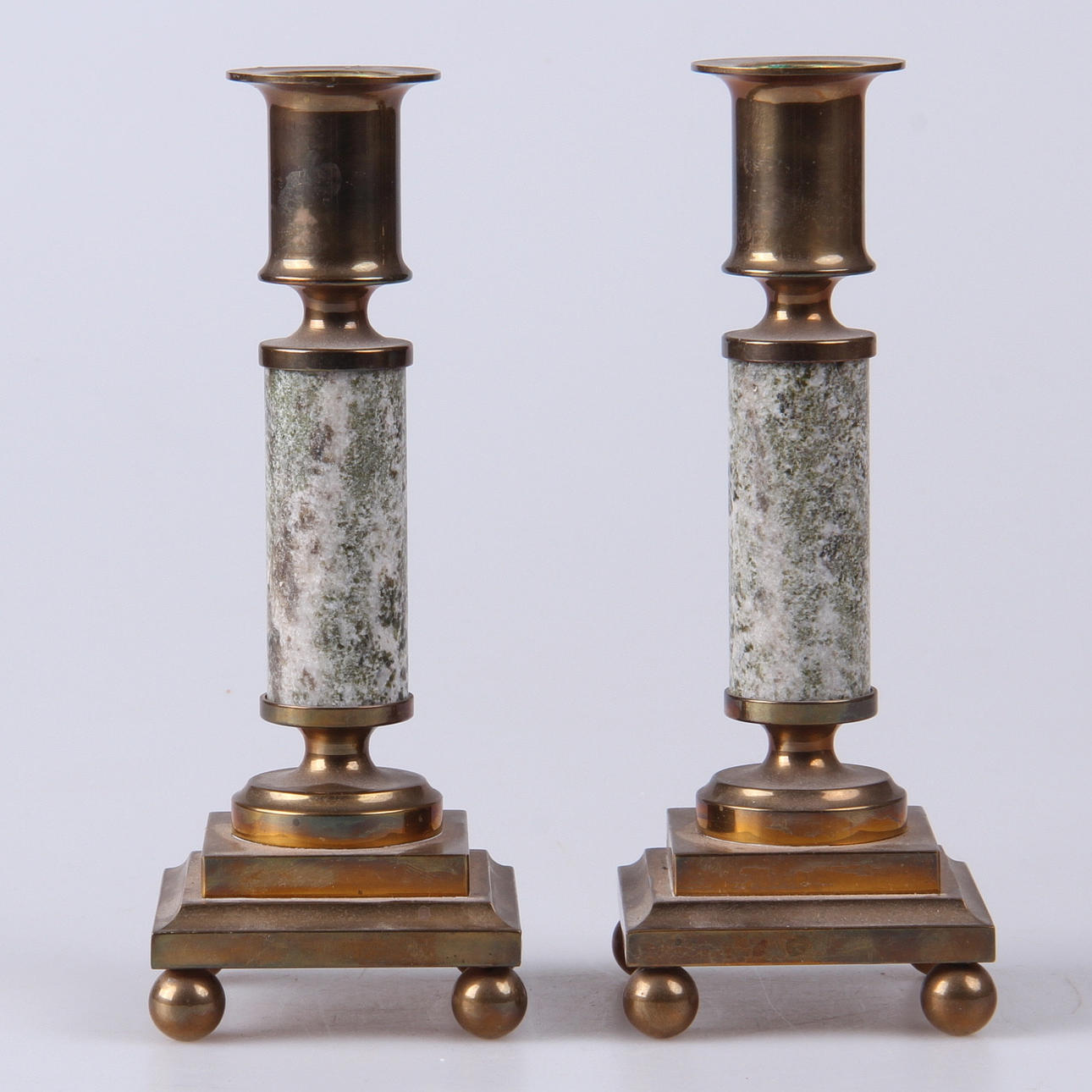 LJUSSTAKAR, ett par, mässing och marmor, sengustaviansk stil, 1900-talets sista kvartal.