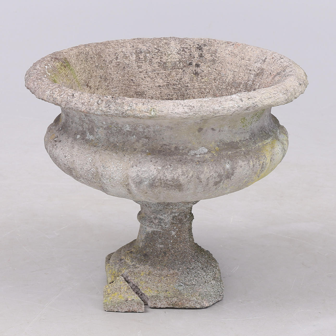 URN, Beton, 20. Jahrhundert.