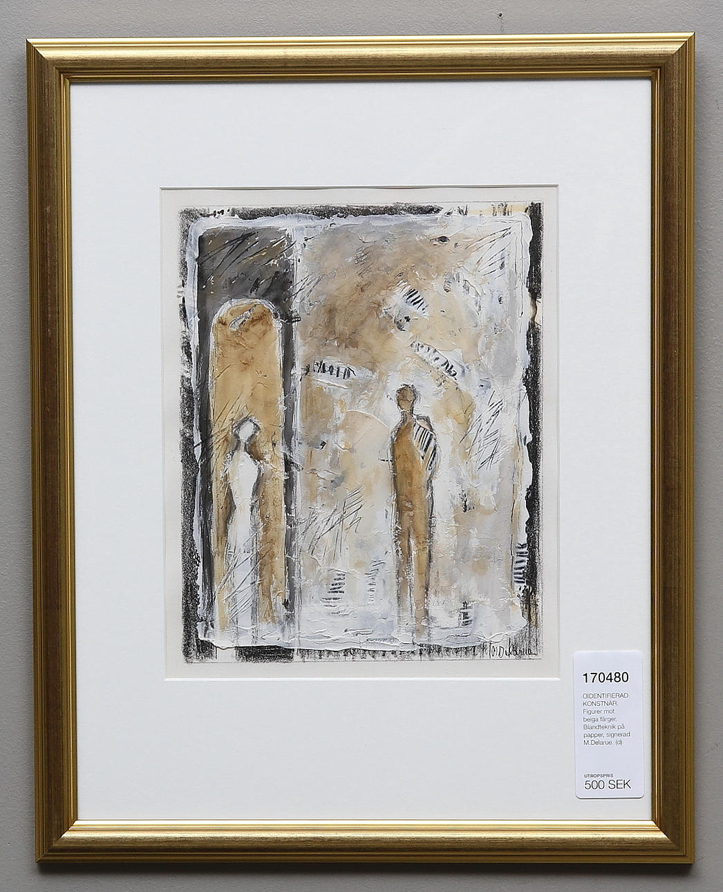 OIDENTIFIERAD KONSTNÄR. Figurer mot beiga färger. Blandteknik på papper, signerad M.Delarue.