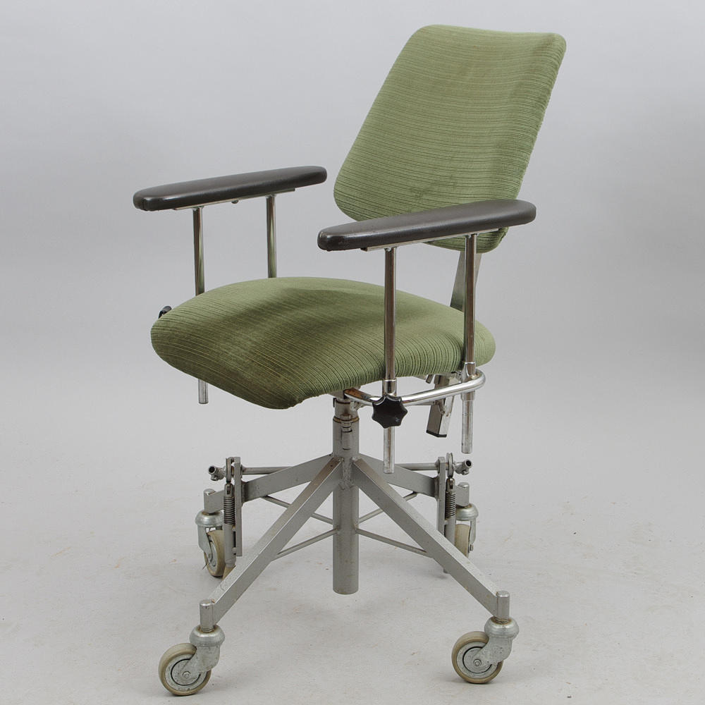 KONTORSSTOL på hjul, metall med grön klädsel.