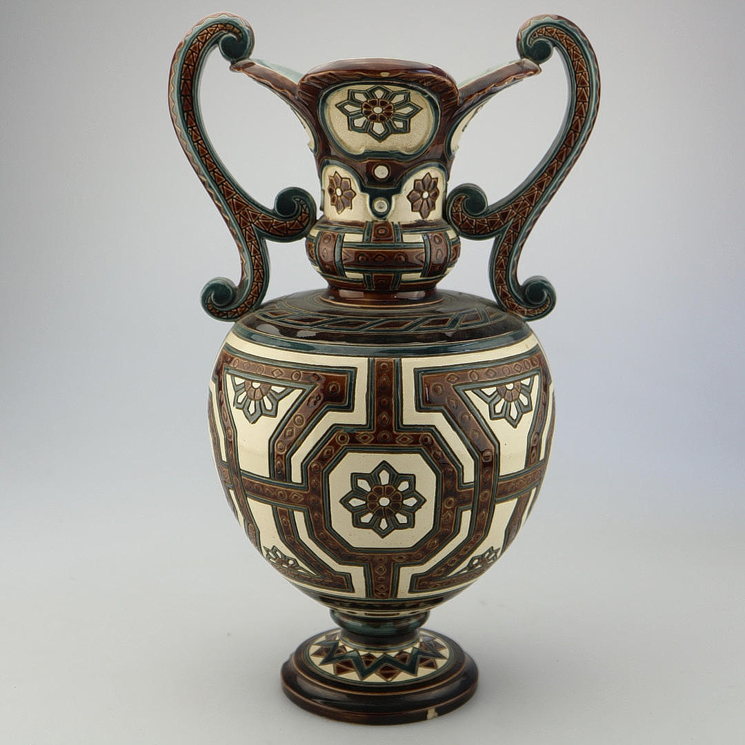 HISTORISMUS KERAMIK MAJOLIKA VASE.