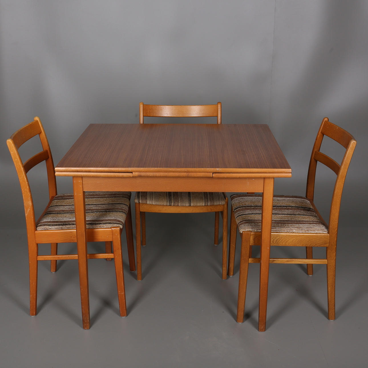 KÖKSBORD, 2 utdragbara skivor med 3 st stolar, 1960-tal.