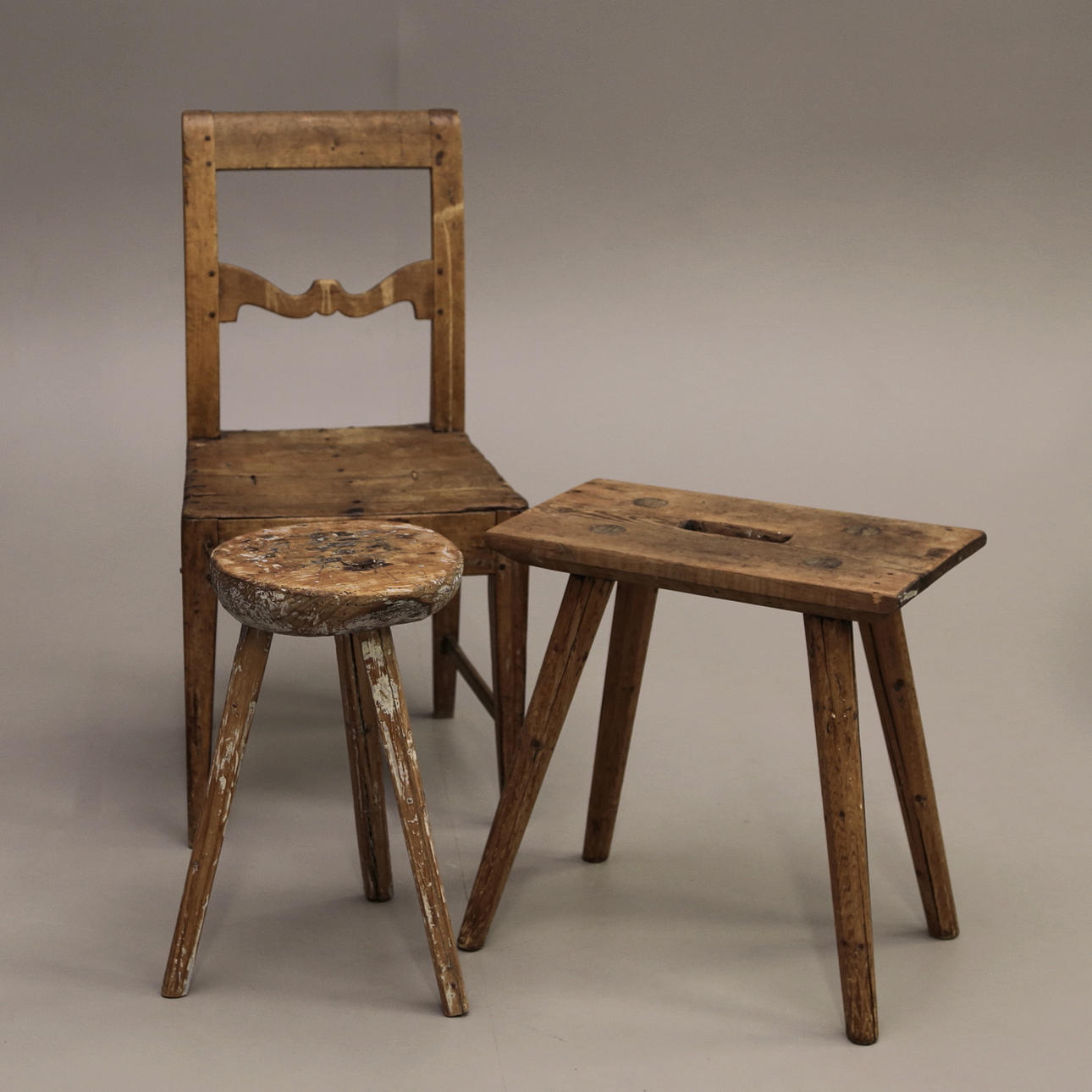 ALLMOGEMÖBLER, mjökpallar 2 st, stol, 1900-/1900-tal.