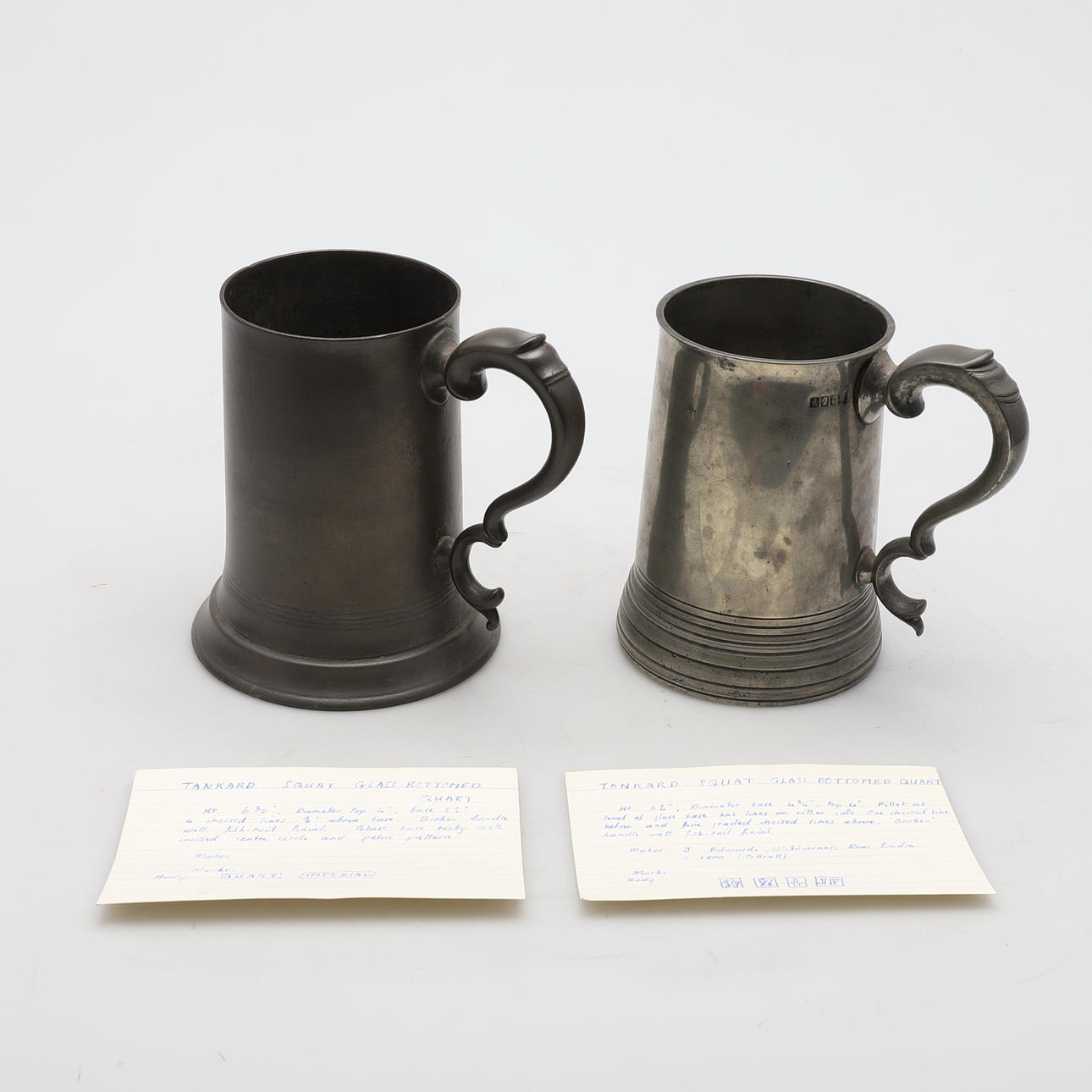 ZWEI VIERTELBECHER MIT ZINNGLASBODEN.