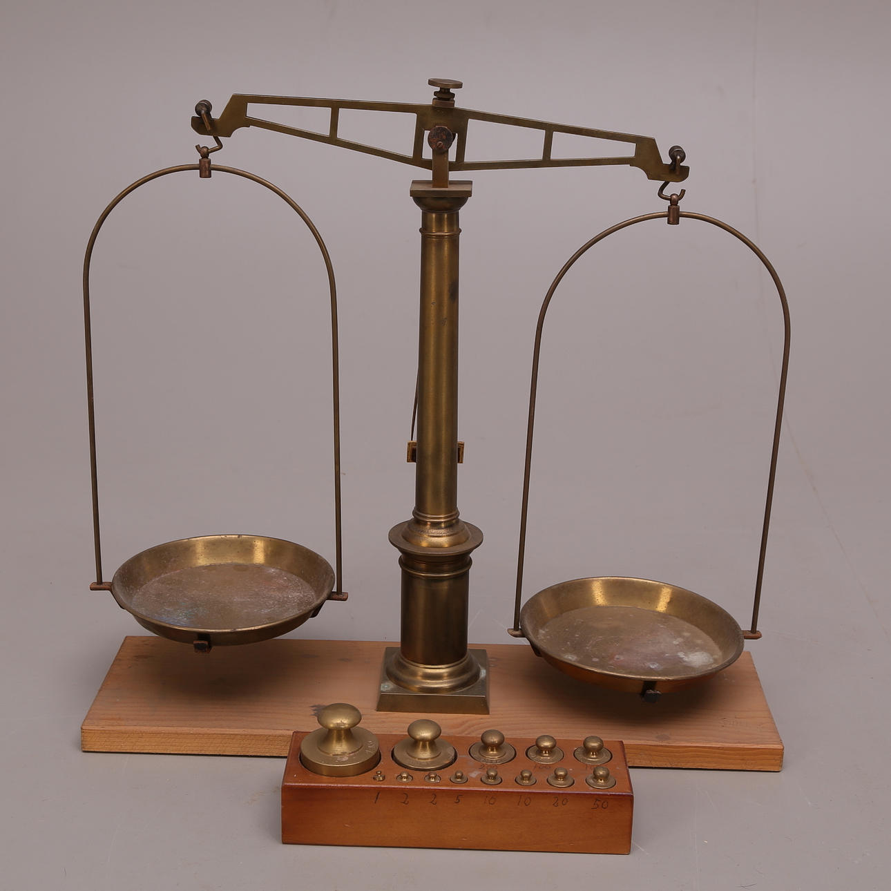 BALANSVÅG med VIKTSATS, mässing/trä, tidigt 1900-tal.