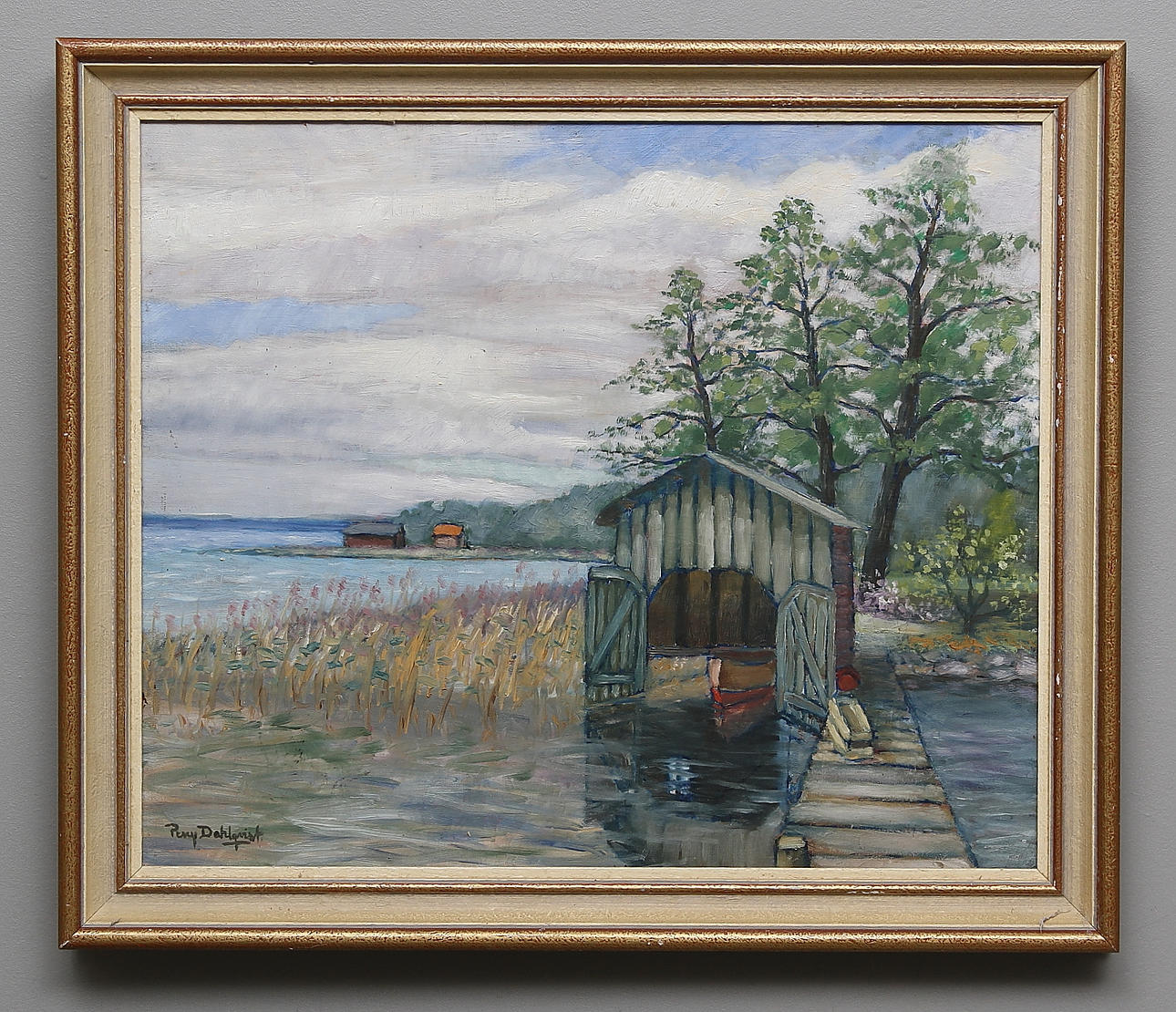 PERCY DAHLQVIST. Sjölandskap med båthus. Olja på pannå. Signerad.