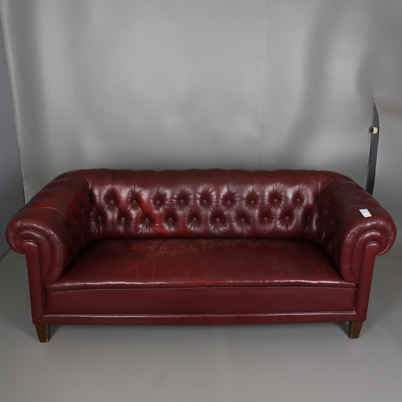 CHESTERFIELDSOFFA i brunt skinn, 1900-talets slut.