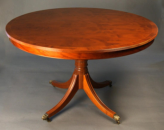 RUNDER TISCH, KIRSCHBAUM, Durchmesser 120 cm, 4 Beine mit Rollen.