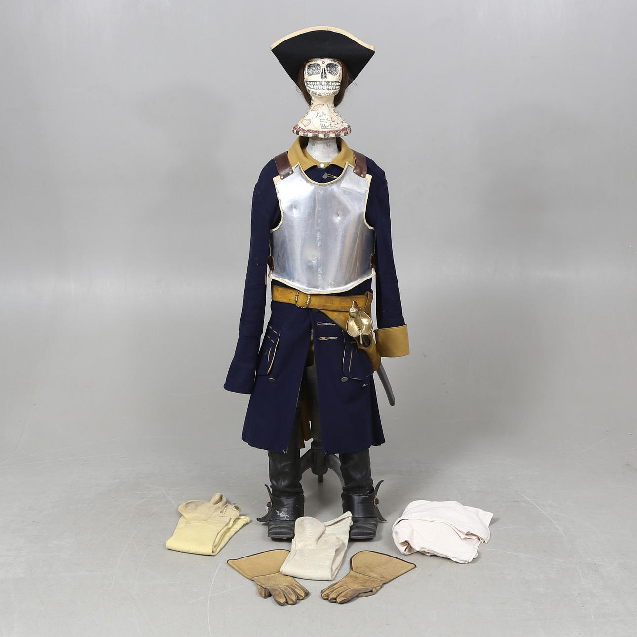 DRÄKT, efter Karl XII samt SVÄRD, replika.