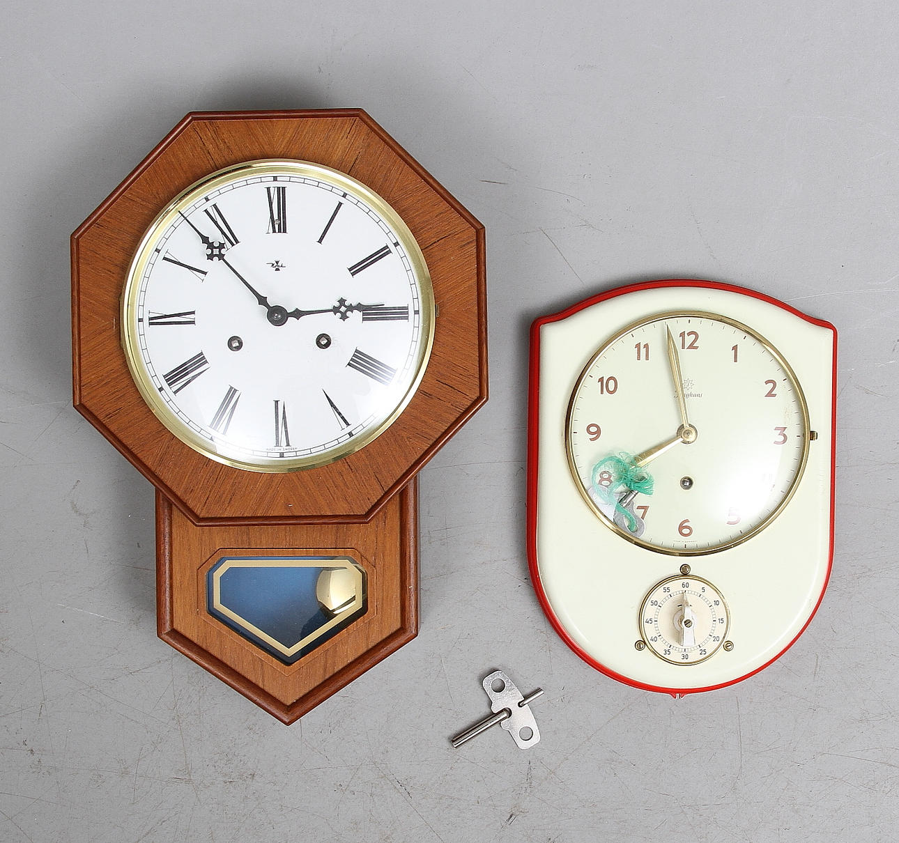 VÄGGUR, 2 st, Junghans och Noak, 1900-tal.