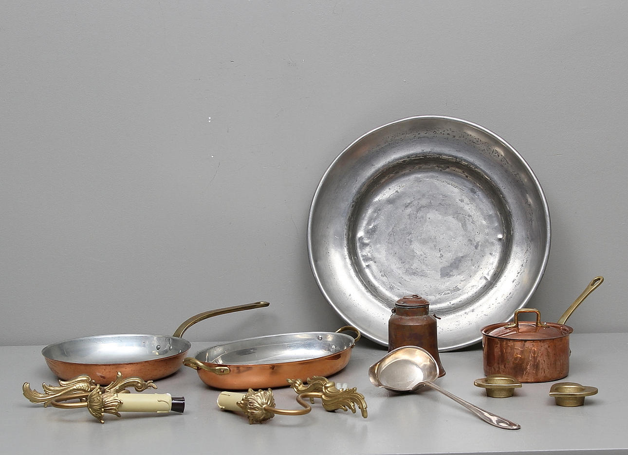 METALLFÖREMÅL bland annat koppar, LJUSLYKTOR, 2 st, Bersbo, 1900-tal.