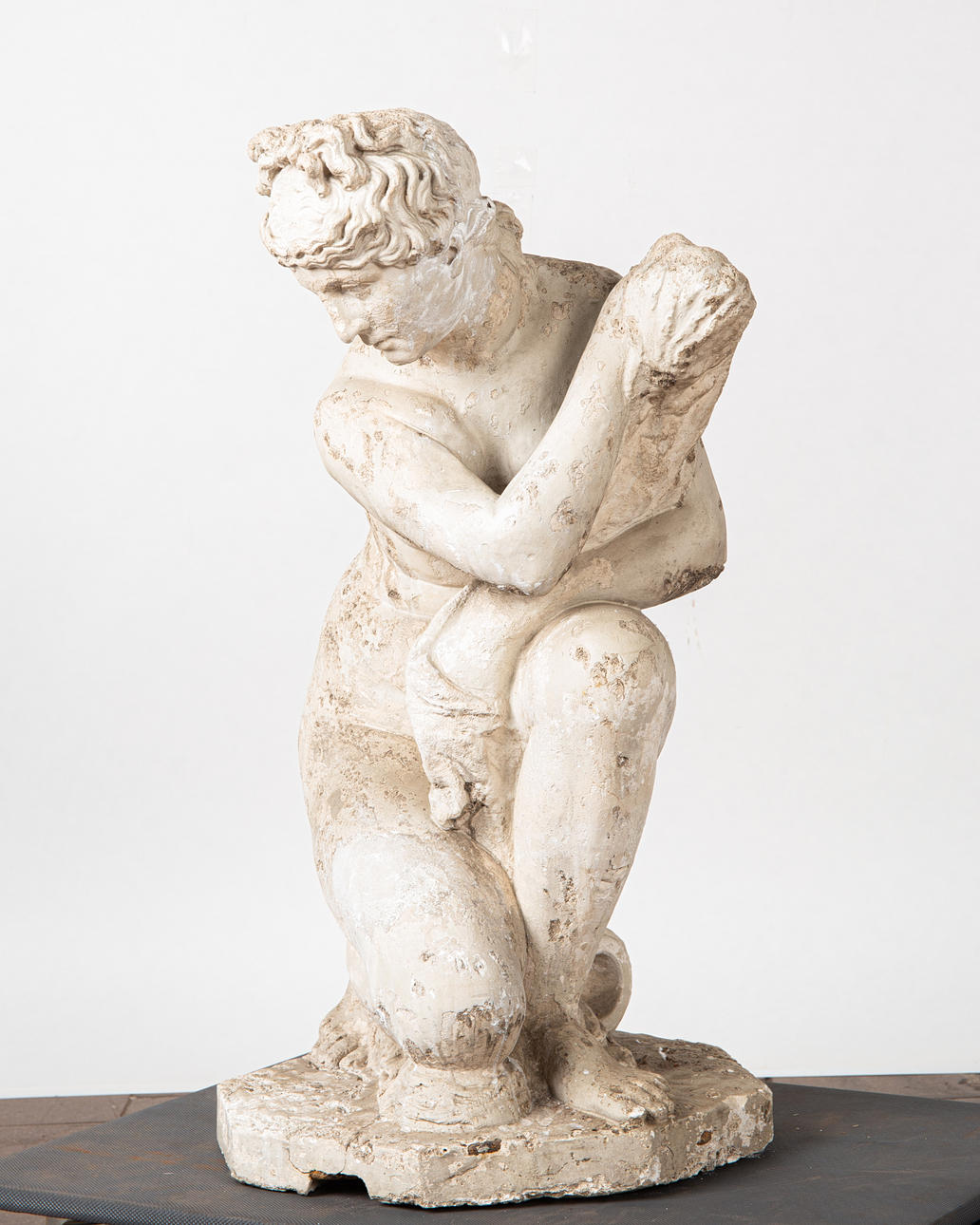 Skulptur / Figur, Knieende Nymphe, Stein.