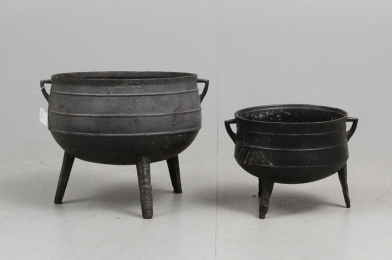 TRIPODER, 2 st, gjujärn, 18/1900-tal.