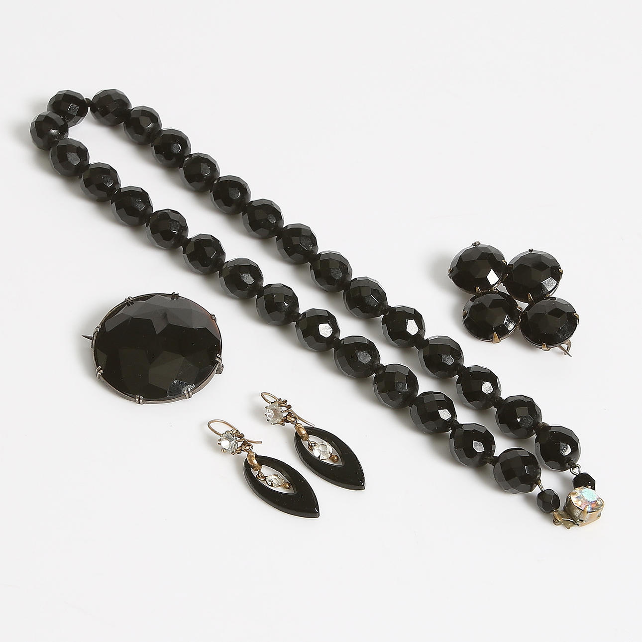 COLLIER, ÖRHÄNGEN och BROSCHER, 2 st, "sorgesmycken", jet och metall, 1800-1900-tal.