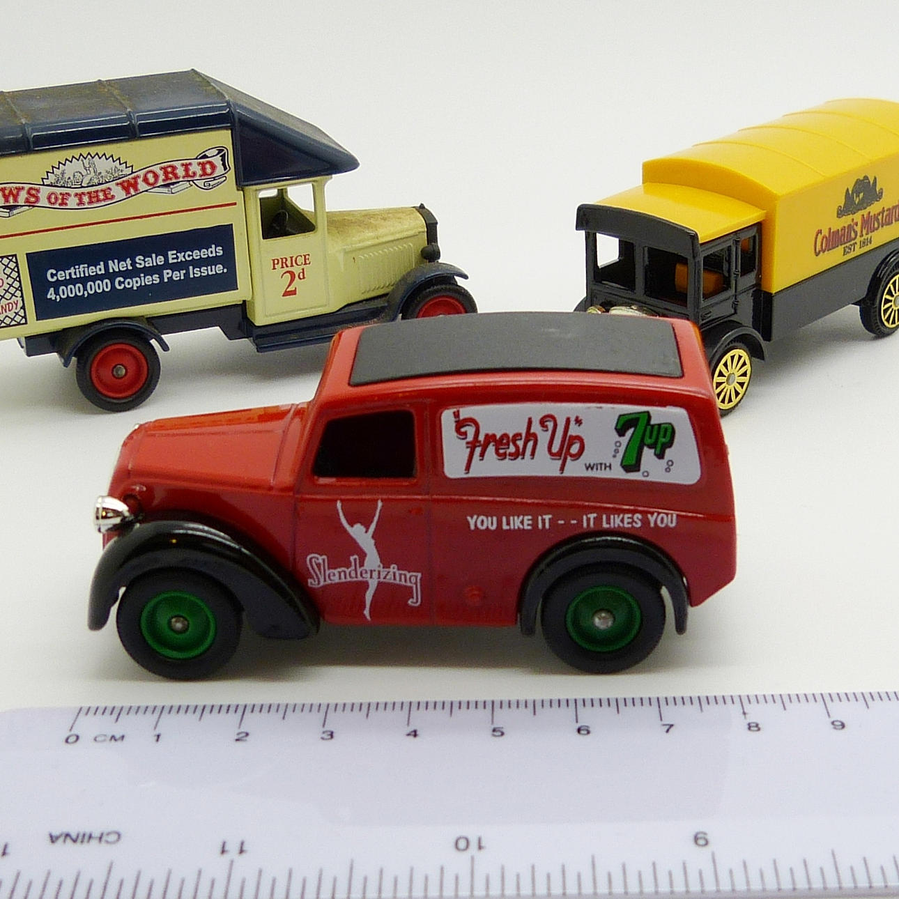 RETRO SPIELZEUG-LKW, VERPACKT.