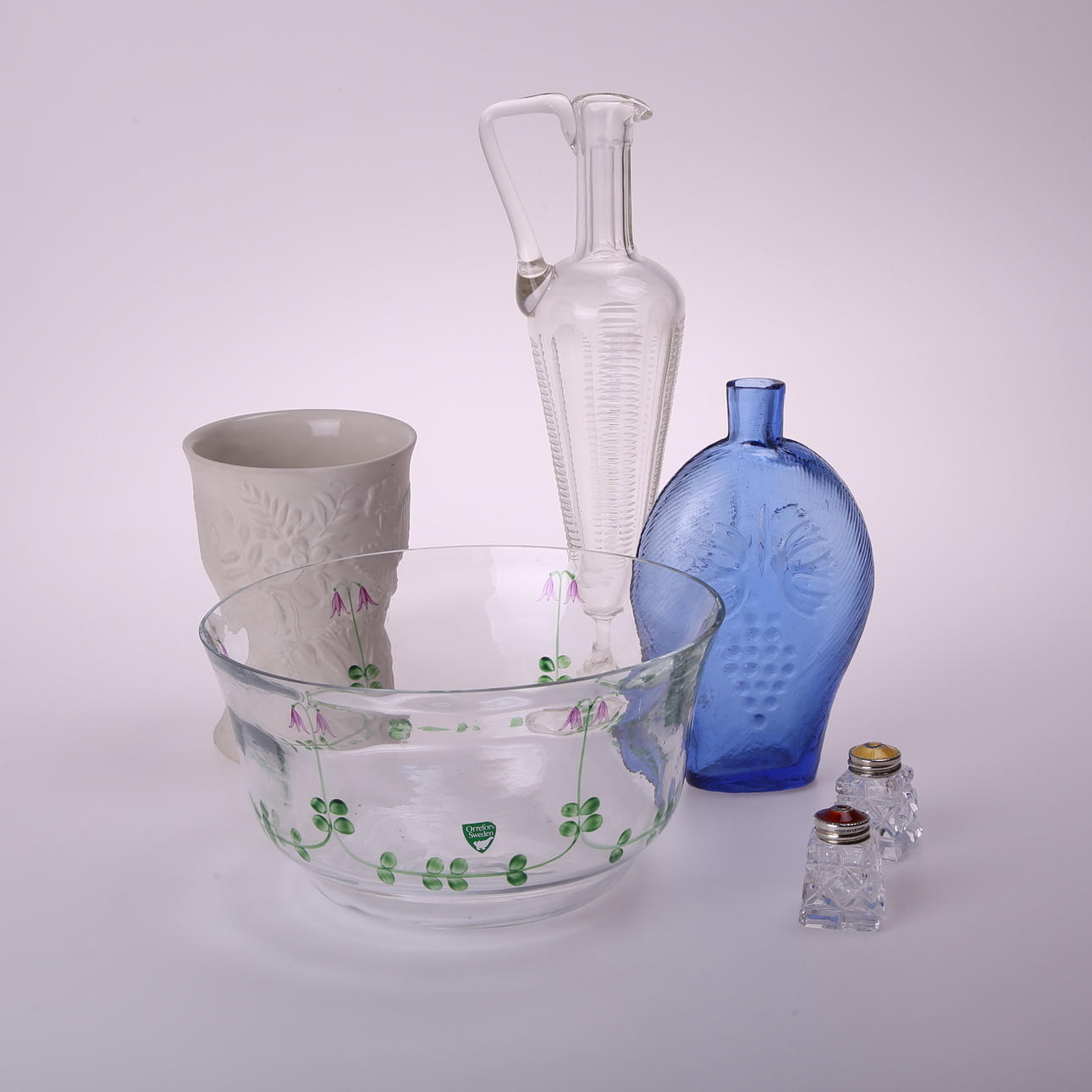 GLASFÖREMÅL, 5 st, bl a Orrefors. KERAMIKVAS Arabia.