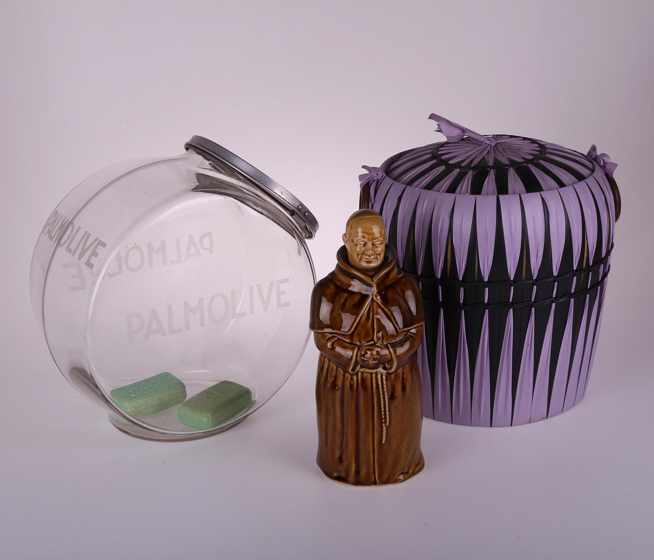 DIVERSE FÖREMÅL, 3 st. Glasbehållare, porslinsflaska, plastbehållare.