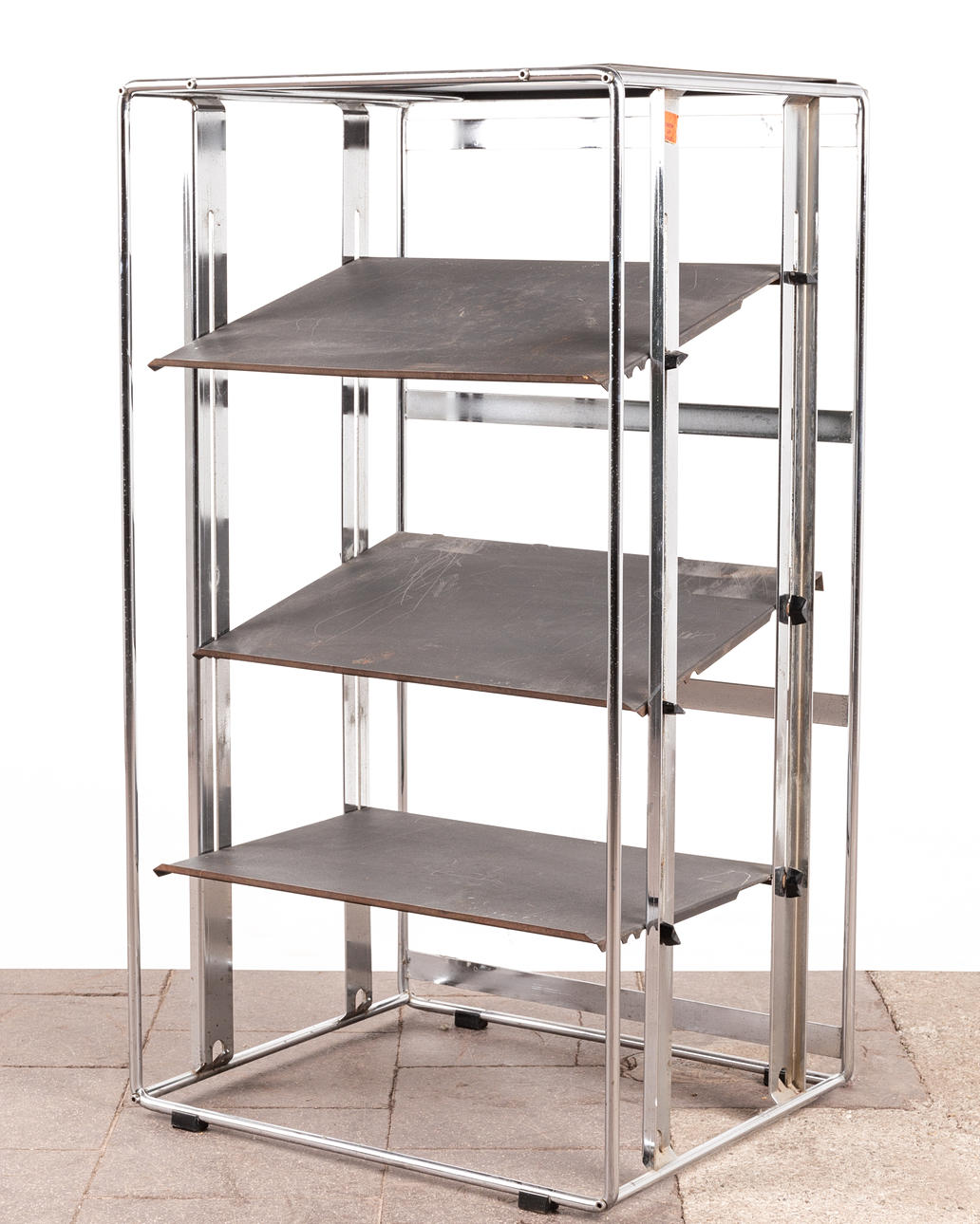 Hylly, metallia, kromattu.