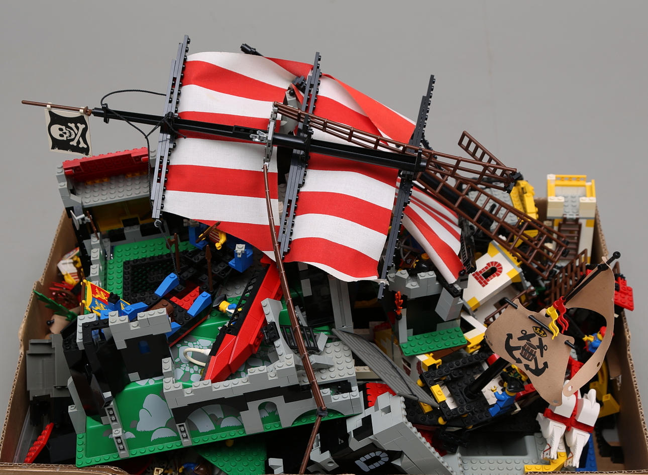 LEGO 4,7 kg, piratskepp, medeltida borg, diverse delar och bitar.