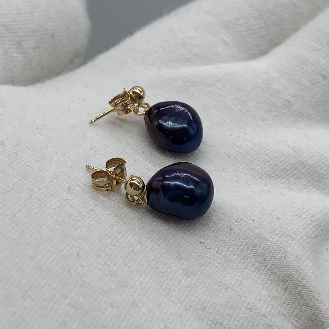 SVARTA PÄRLÖRHÄNGEN.