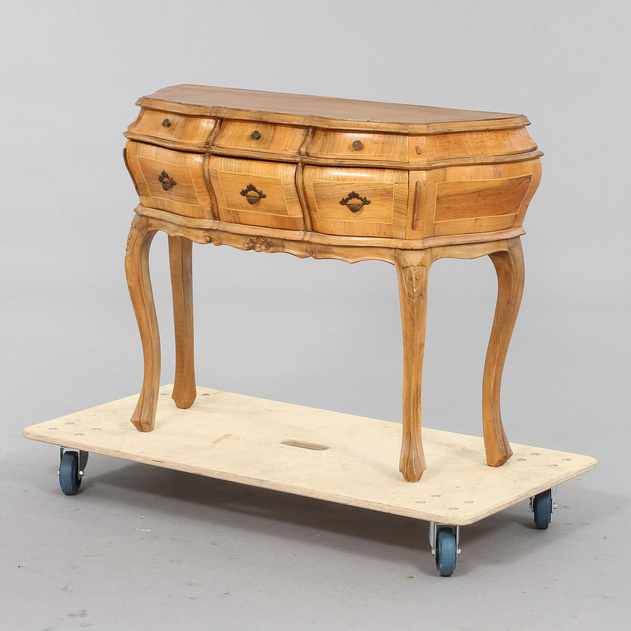 BYRÅ, rokokostil, 1900-tal.