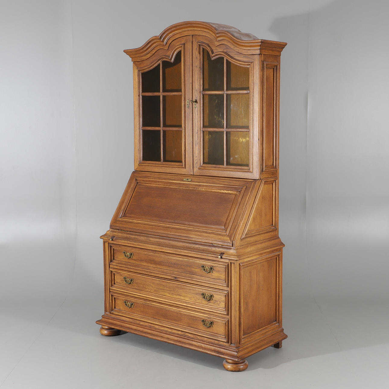 SEKRETÄR MIT DISPLAYPLATTE, Eiche, Schlossmöbel, 2. Hälfte 20. Jahrhundert.