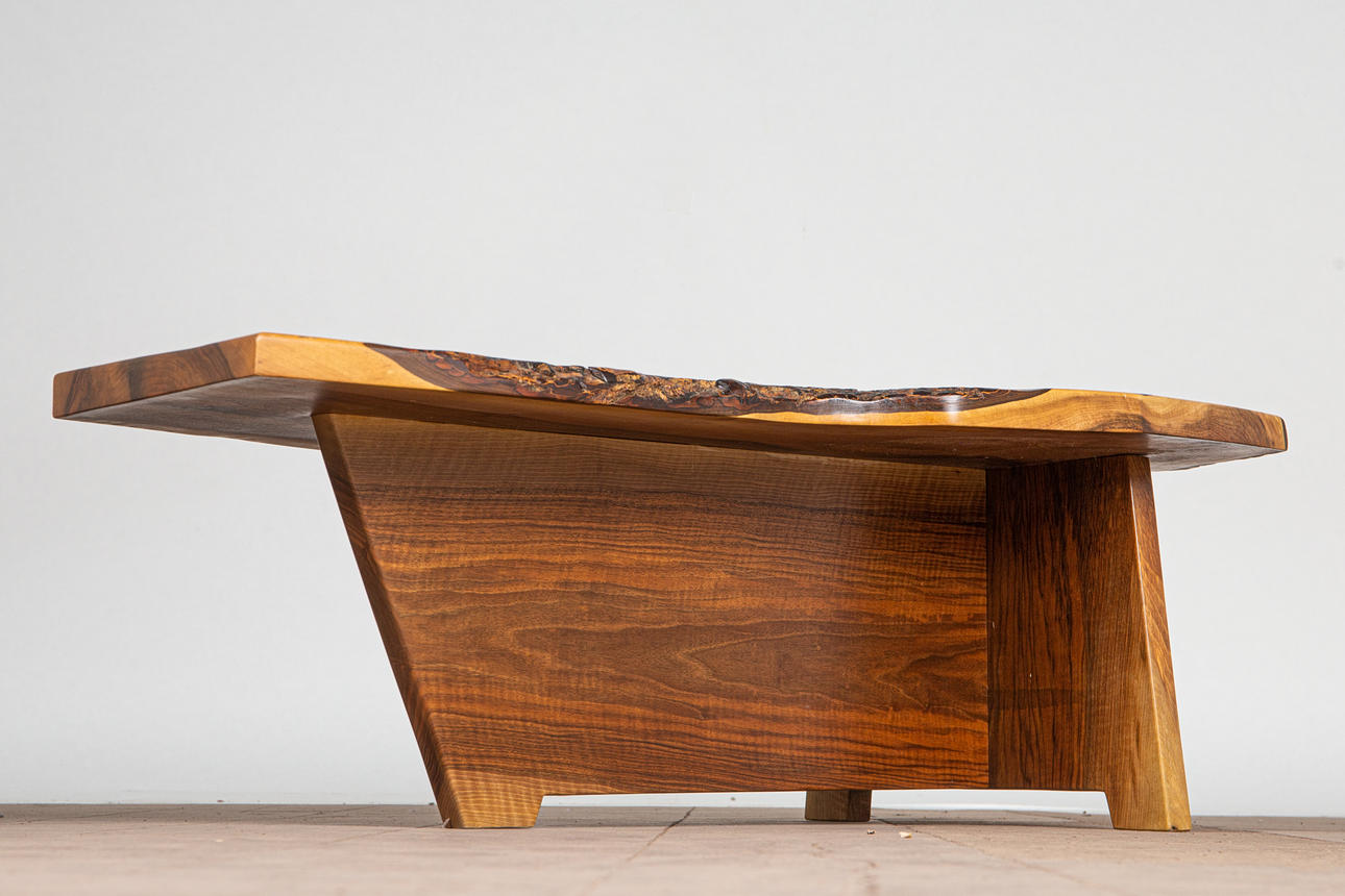 OLAF LENC. Olaf Lenc, Tisch / Couchtisch mit Baumstammscheibe, Holz.