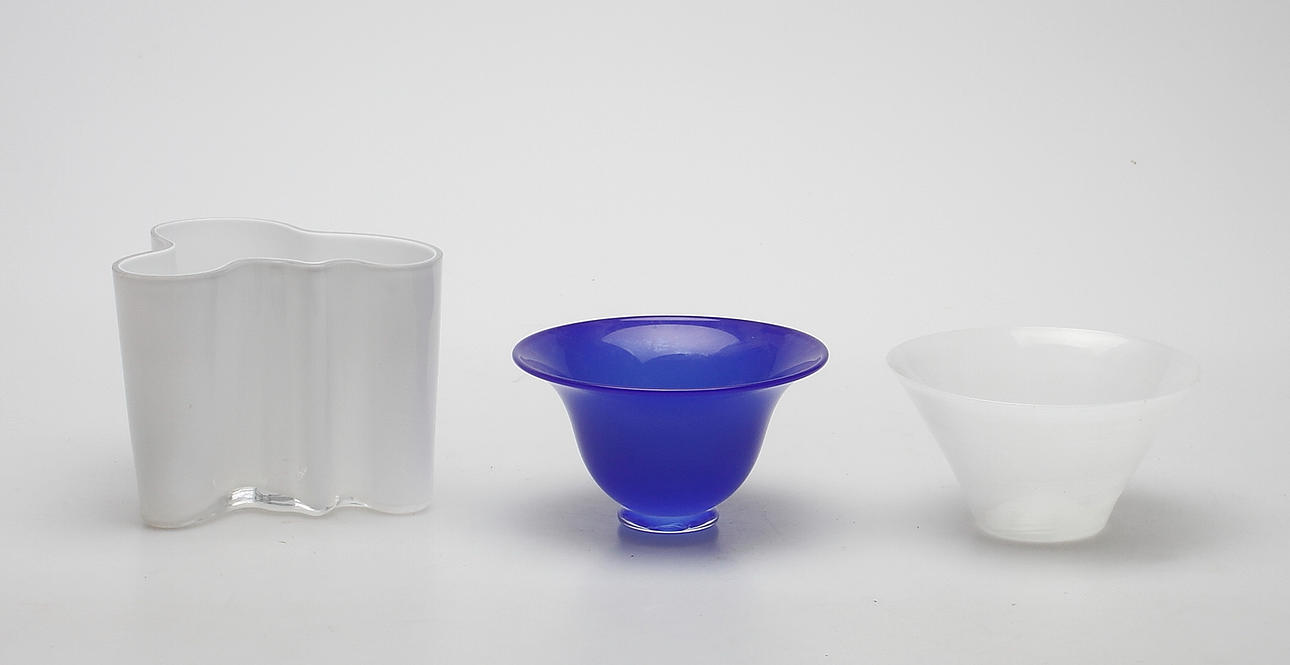 GLASFÖREMÅL, 3 delar, SKÅL, "Savoy", Alvar Aalto, Iittala, SKÅL, Italien samt SKÅL, Wilke Adolfsson, signerad och daterad -97.