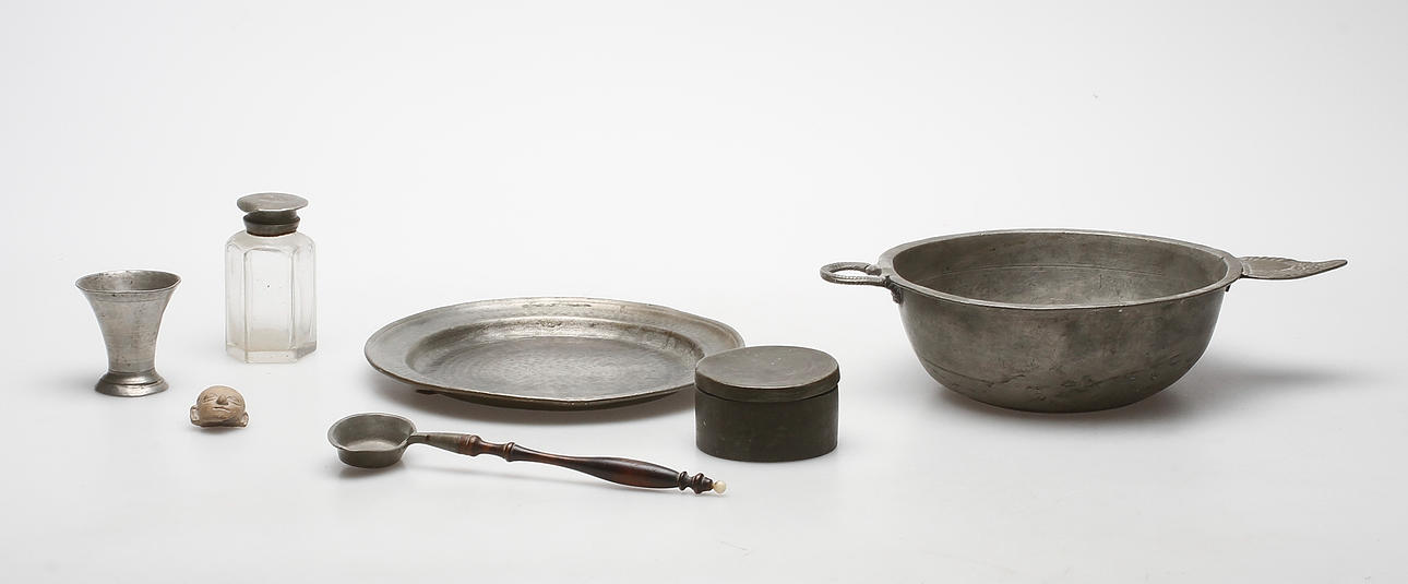 TENN och GLAS, 6 delar, 1800-tal samt HUVUD, sten.