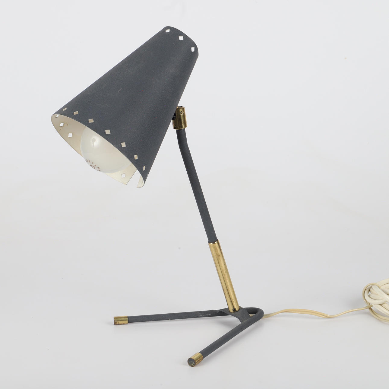 BORDSLAMPA, mässing/lackerad plåt, 1900-talets andra hälft.