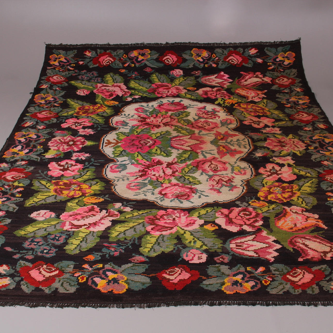 MATTA, orientalisk, Rosen kelim, 255 x 213 cm.