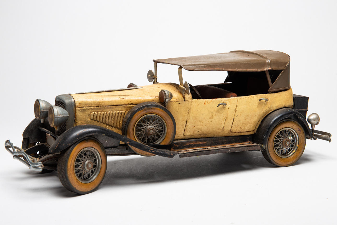 Bil/modellbil, trä, metall.
