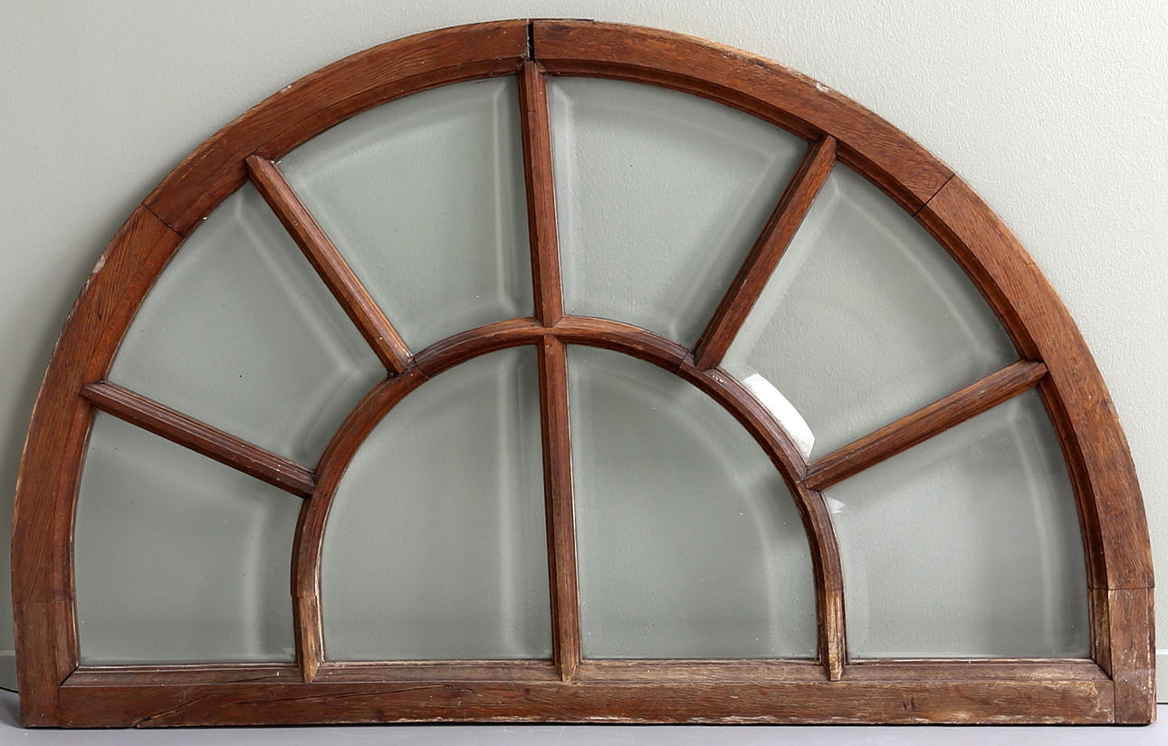 HALVMÅNEFÖNSTER, 1800-1900-tal. 1 par.