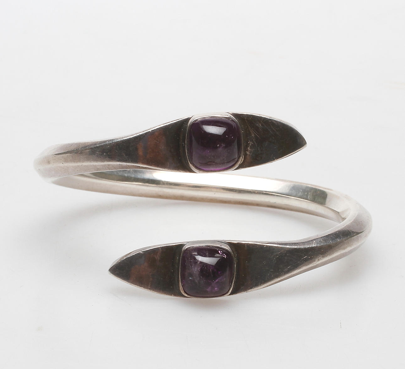 ARMBAND, silver med lila sten, B. Sörlings Konsthantverk, Stockholm 1958.