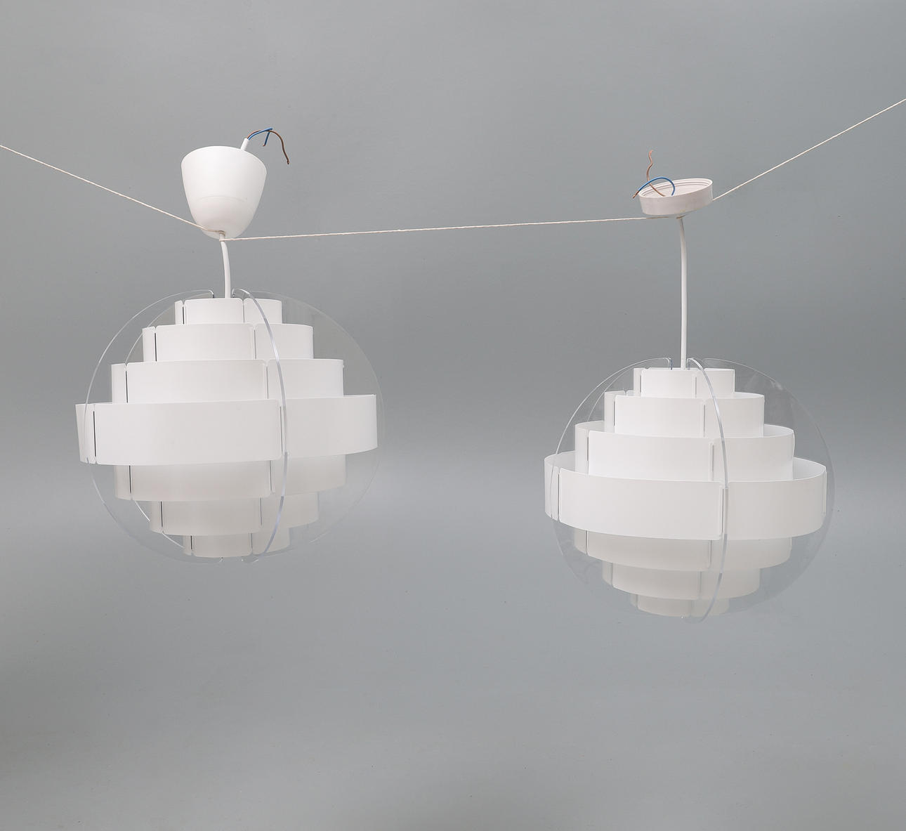 IKEA: UN PAR DE LUCES COLGANTES.