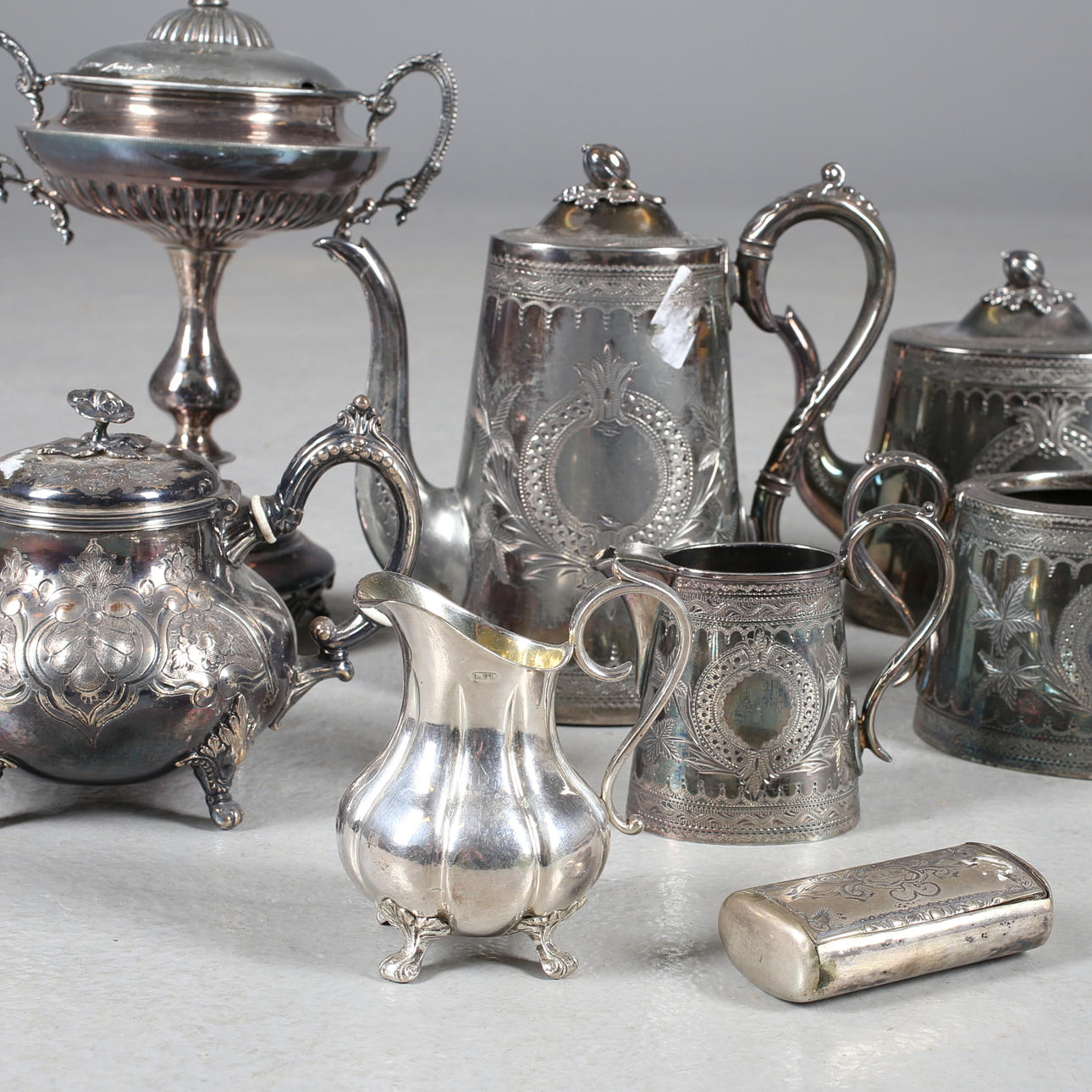 OBJETOS DE ALPACA y METÁLICOS, 8 partes, 1900.