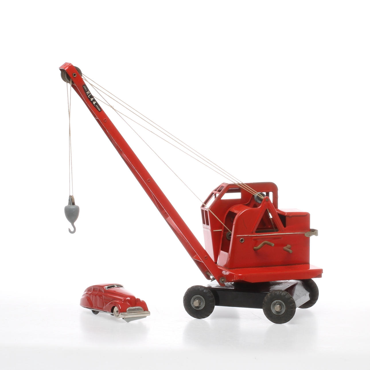 LINES BROS (TRIANG), LYFTKRAN i plåt med gummihjul. PERSONBIL i röd plåt Made in England.