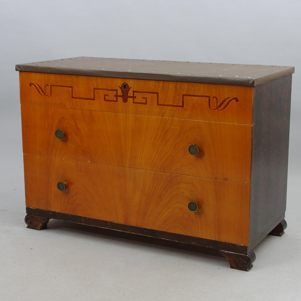 BYRÅ, 3-lådig, alm/björk med galonklädd skiva.