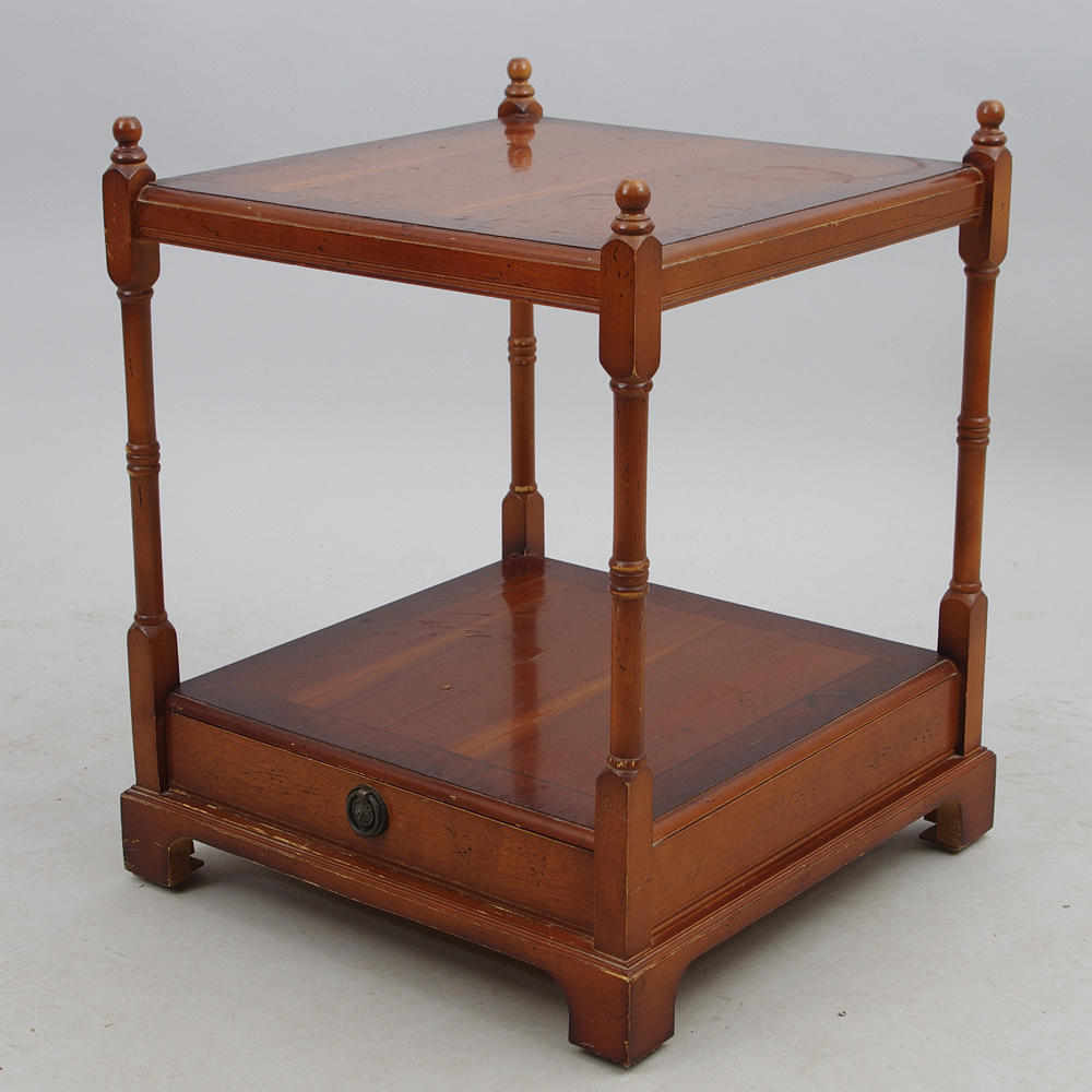 LAMPBORD med låda, idegran, engelsk stil.