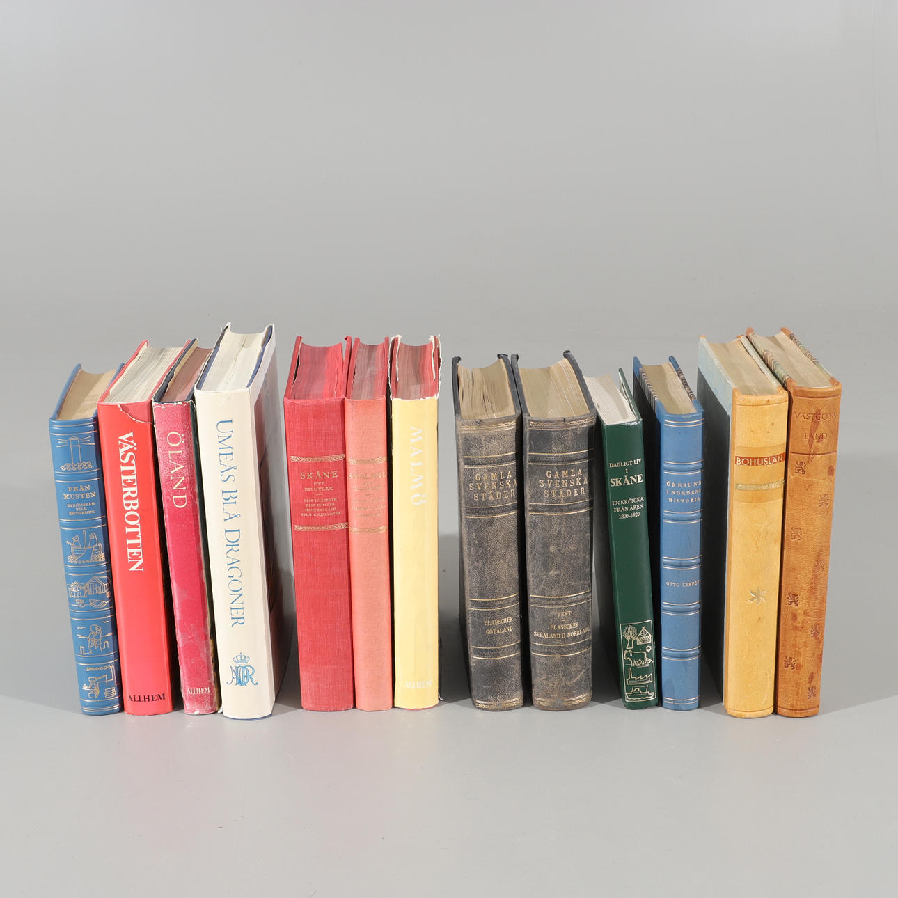 BÖCKER, 13 stycken, bl. a "Allhems Landskapsböcker", 1960-talet.
