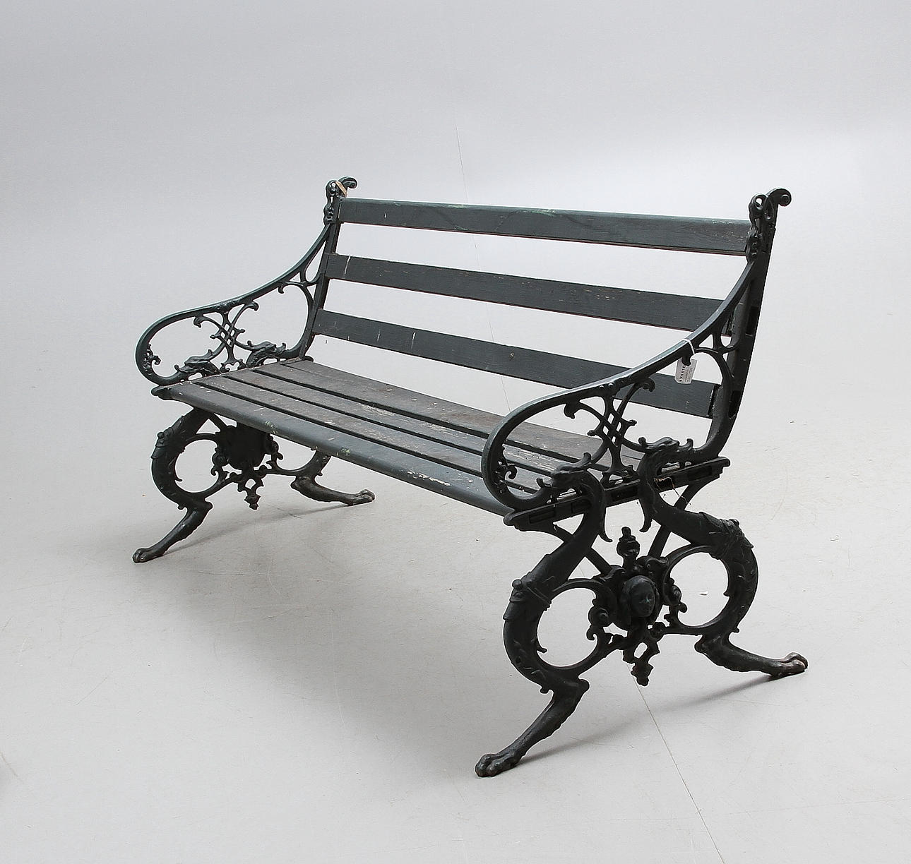 PARKSOFFA, gjutjärnsgavlar, omkring 1900.